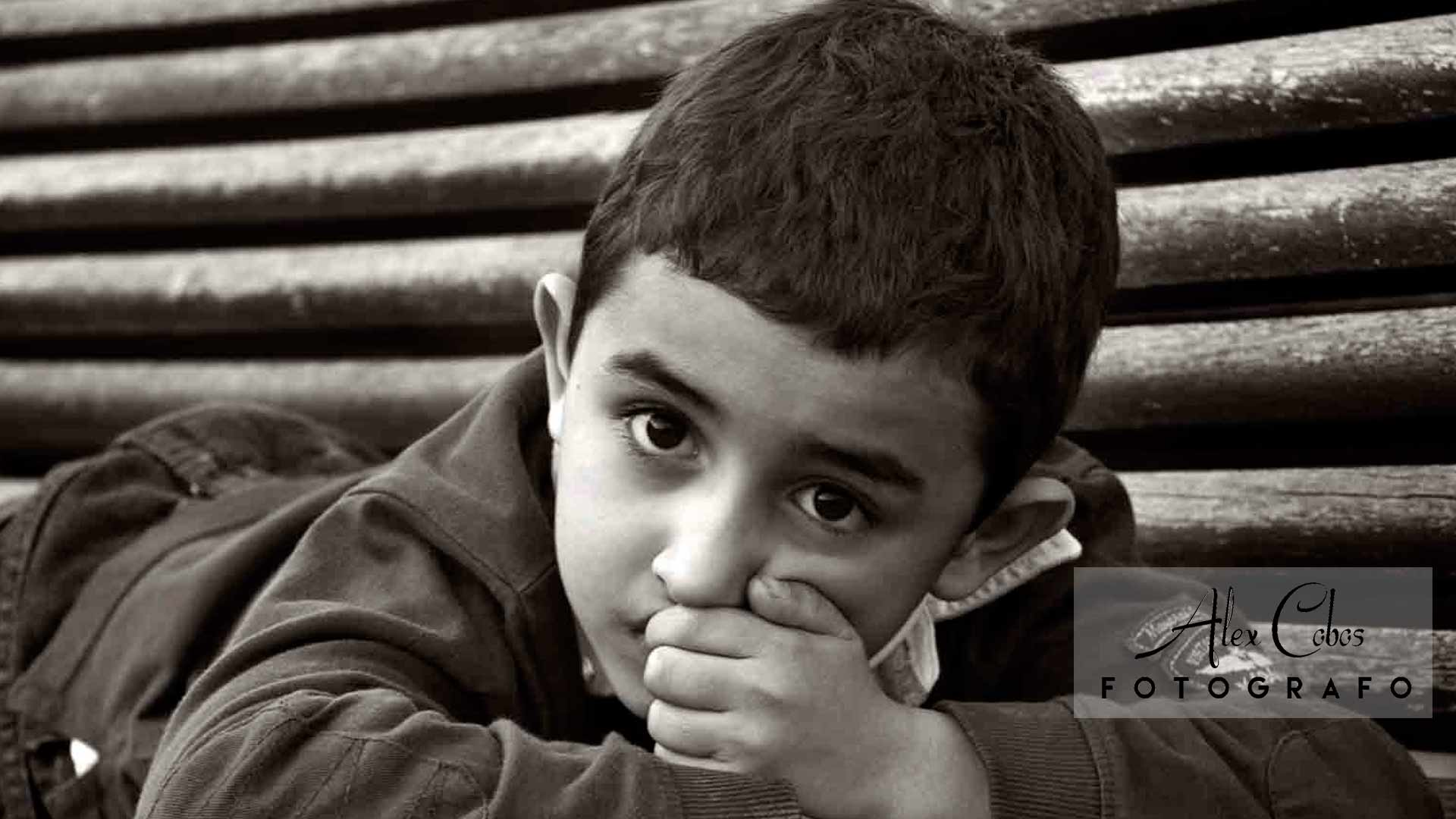 Fotografía de niño por el fotógrafo Álex Cobos