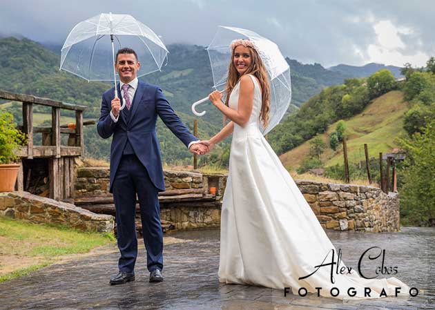 foto-pareja-novios-bajo-lluvia