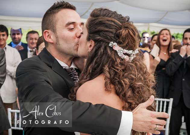 novios-besandose-banquete-nupcial